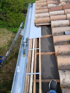 Pose d'une gouttière neuve